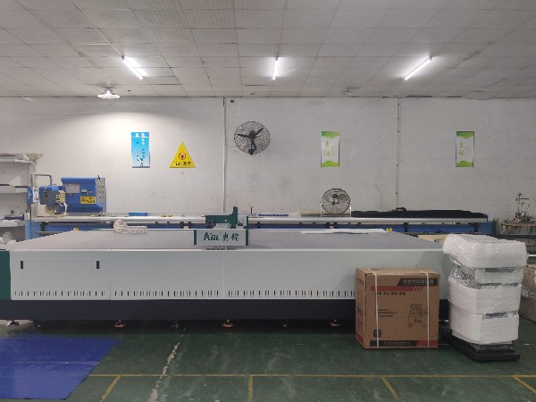 自動(dòng)裁布機(jī)